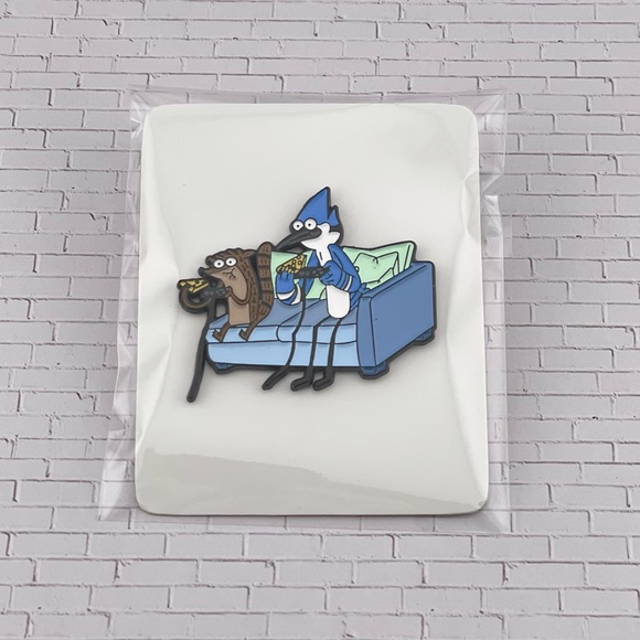 Regular Show Enamel Pin Mordecai And Rigby Sitting On A Couch W/Pizza - Picture 3 of 5